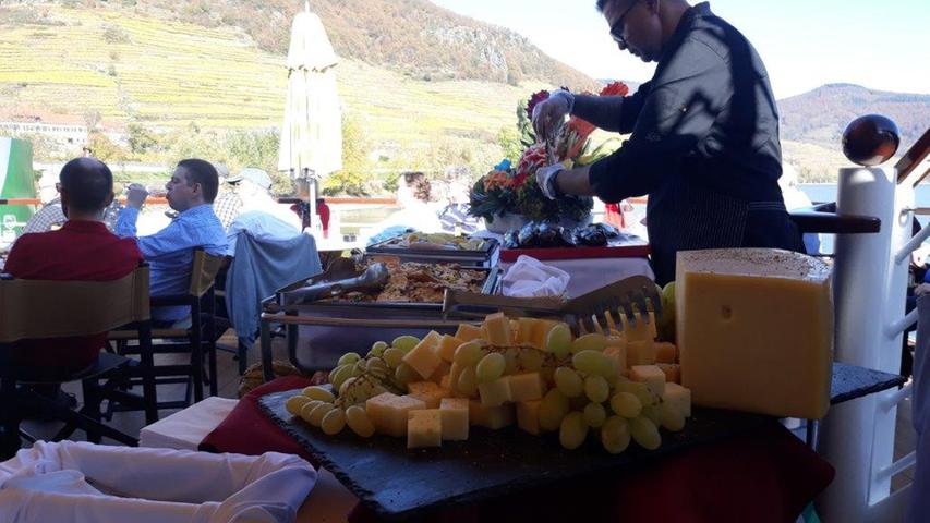 Neben Dinner und Gourmet-Buffets finden auch verschiedene Verkostungen von Käse bis Wein an Bord statt.