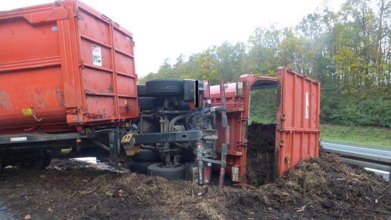Lastwagen umgekippt: Kompost über die Autobahn verteilt