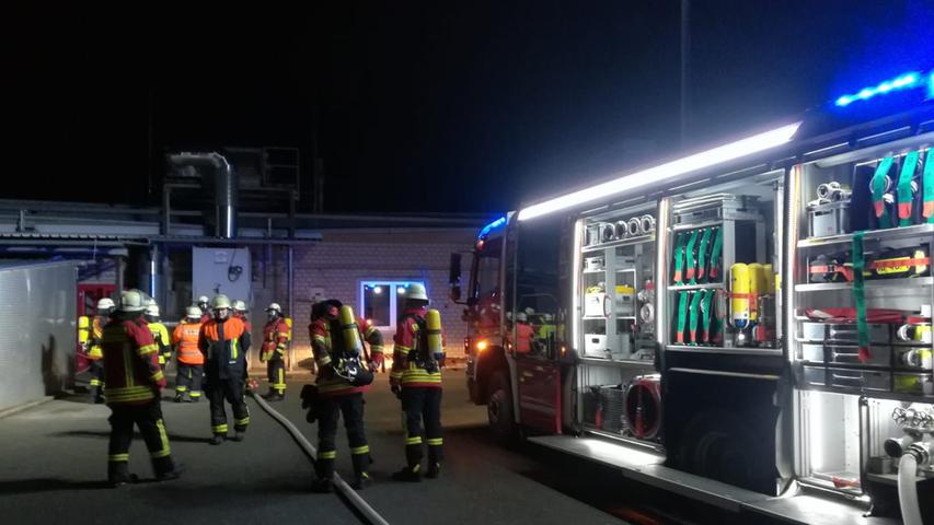 Die Brandmeldeanlage der Firma Kennametal löst einen Alarm aus. Vor Ort stellt sich heraus, dass Personen vermisst sind. Deshalb müssen die benachbarten Feuerwehren Niedermirsberg, Pretzfeld und Streitberg nachalarmiert werden - zum Glück nur für eine Übung.