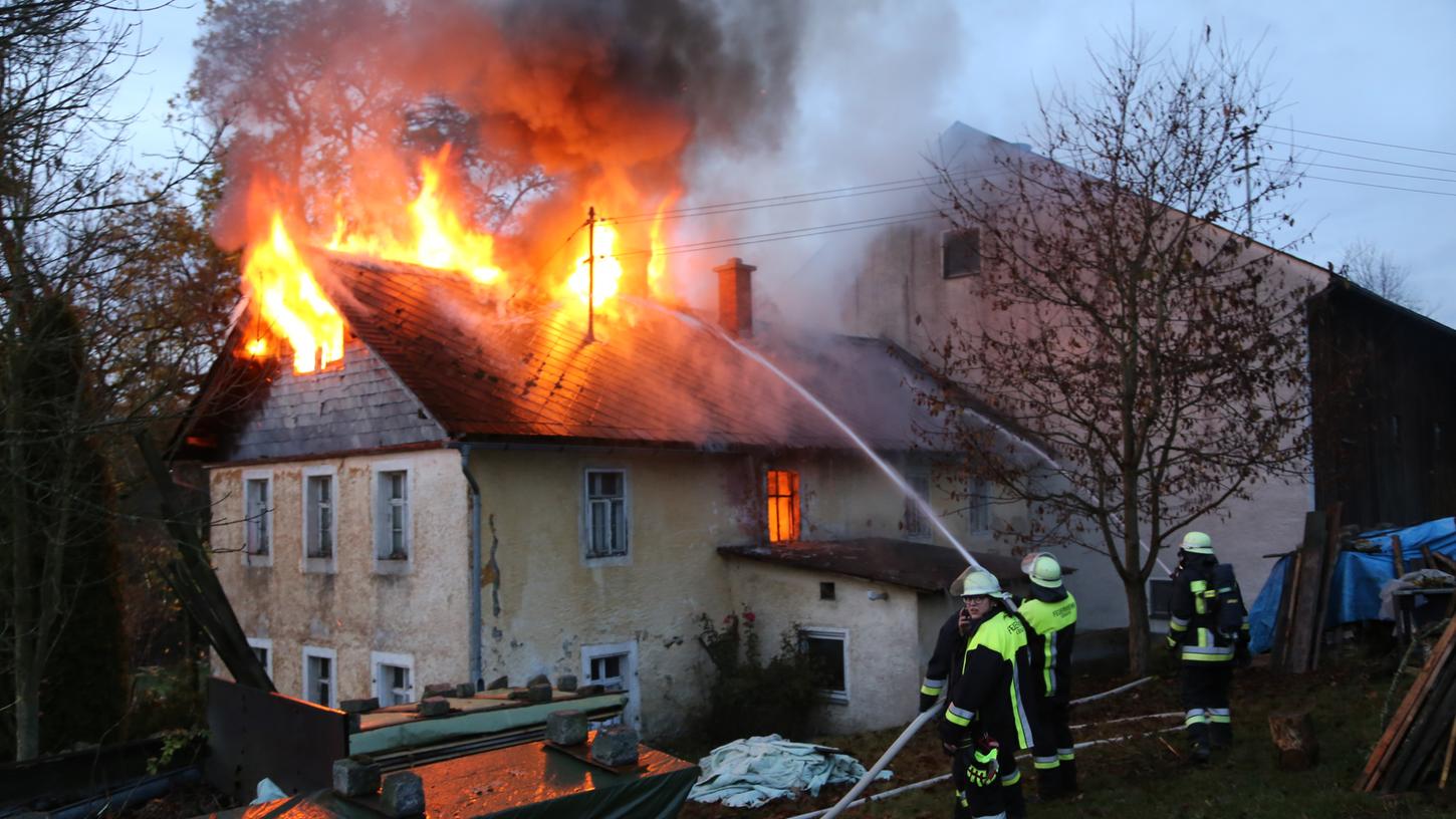 Bei dem Brand wurde der Besitzer des Hauses leicht verletzt. Die Löscharbeiten dauerten bis in die Nacht.