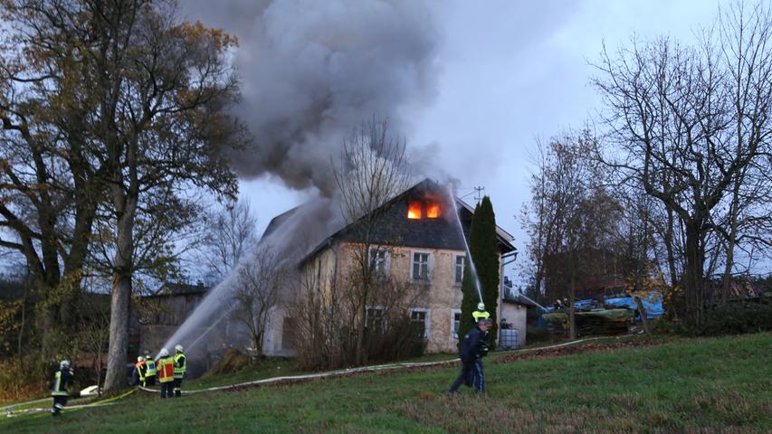 Meterhohe Flammen in der Oberpfalz: Feuerwehr im Großeinsatz