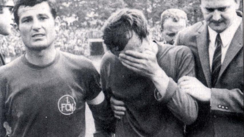 Tränen und Triumphe liegen in der langen Vereinsgeschichte eng beisammen. Nach dem 0:3 in Köln zum Saisonabschluss 1969 war der Club als amtierender Meister abgestiegen! Horst Leupold und Luggi Müller sind restlos bedient. 