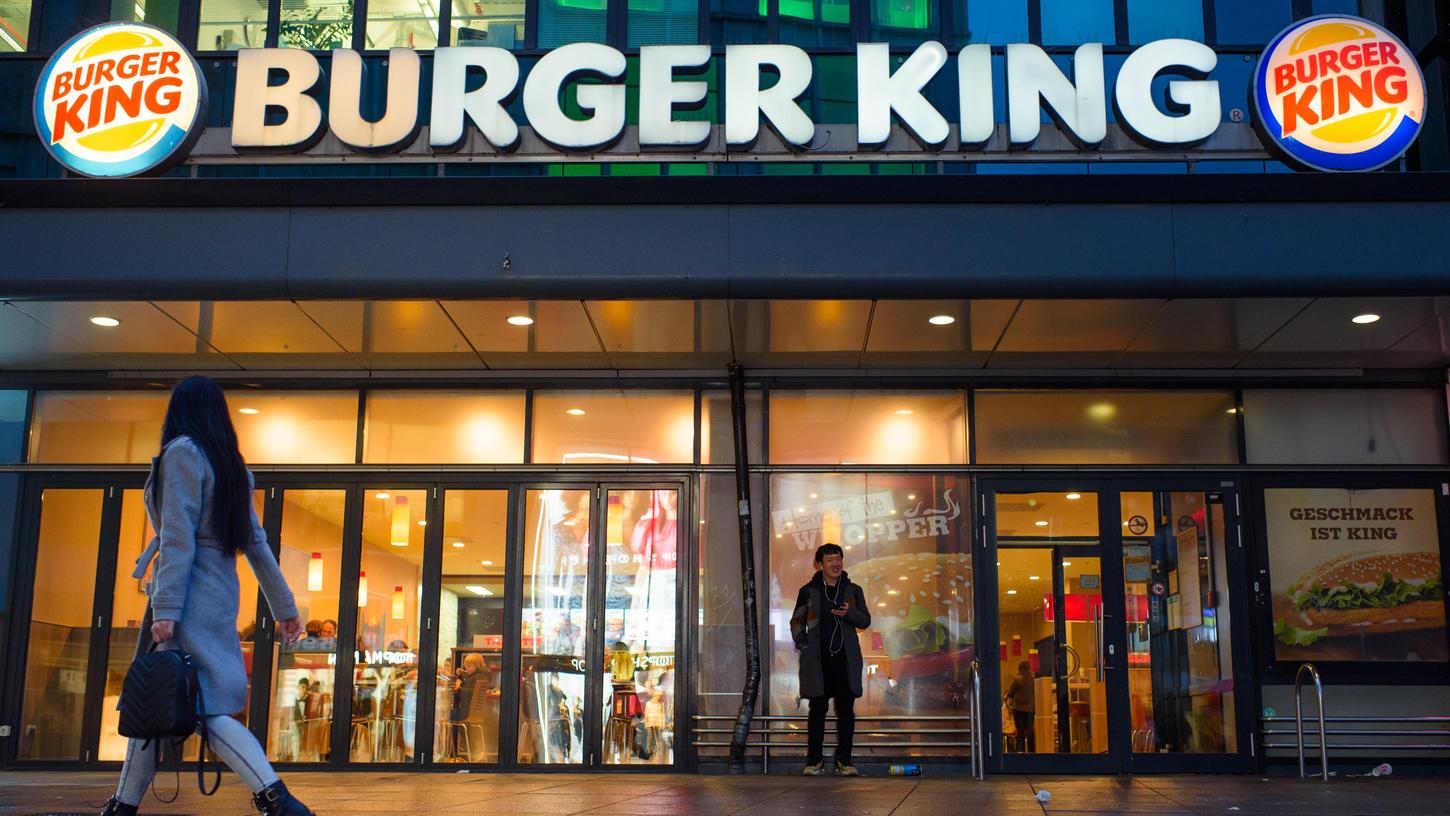 Zwei Berliner Burger-King-Betreiber argumentieren, dass sie mit den Rabattaktionen "King des Monats" und "Probierwochen" Verlust machten - und fordern Schadensersatz.