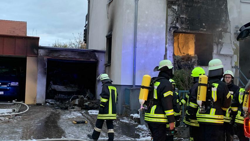 Reihenhaus explodiert in Ansbach: Mann tot geborgen