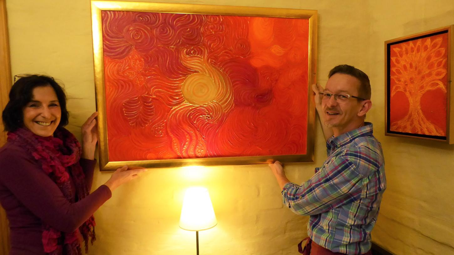 Susanne Titze und Roland Feuerer beim Aufbau der Galerie im Neustädter "Mauerblümchen". Susanne Titze und Roland Feuerer beim Aufbau der Galerie im Neustädter "Mauerblümchen".