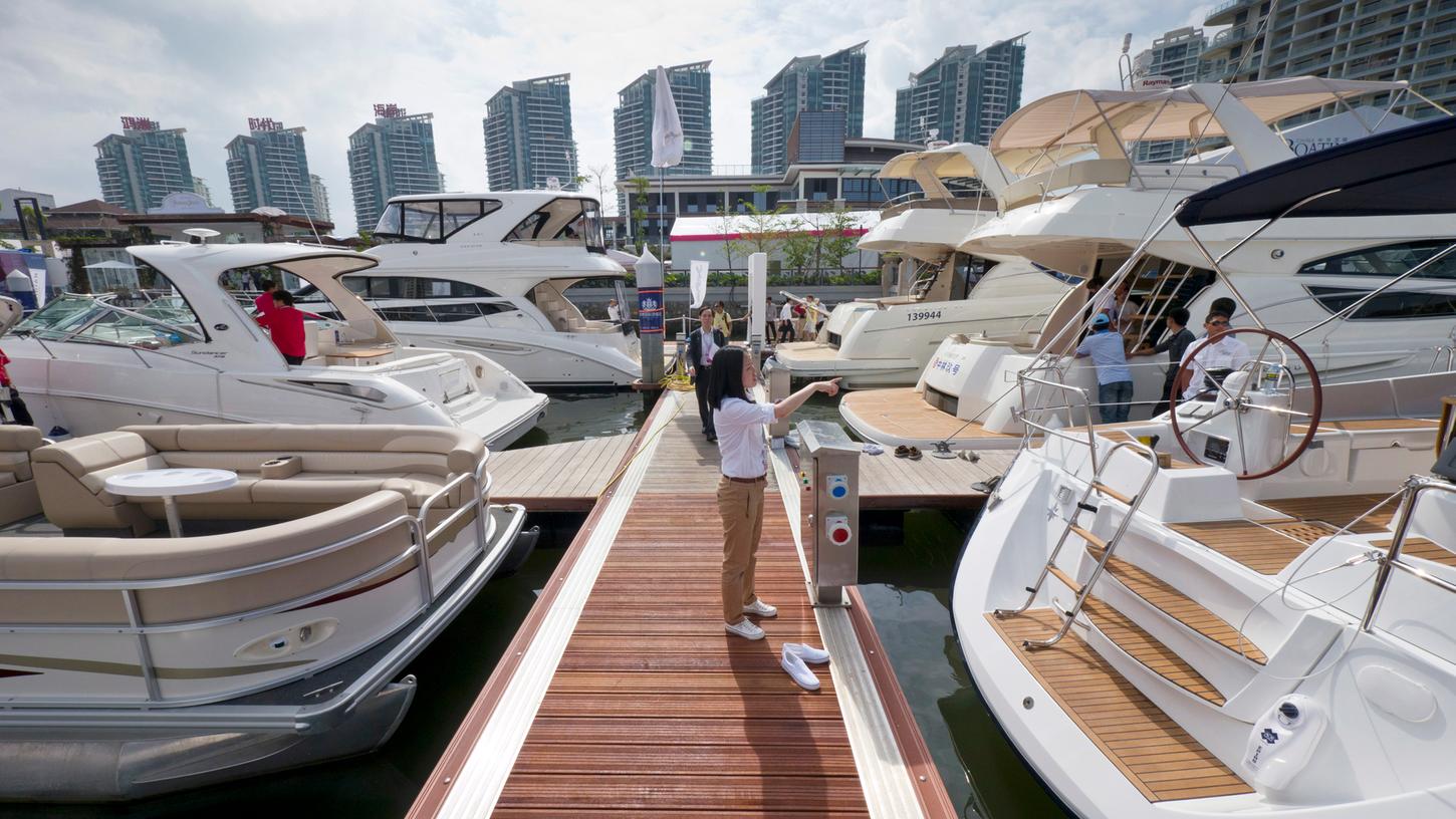 Yachten aus aller Welt werden bei einer Luxus-Lifestyle-Schau für Chinas Superreiche gezeigt.