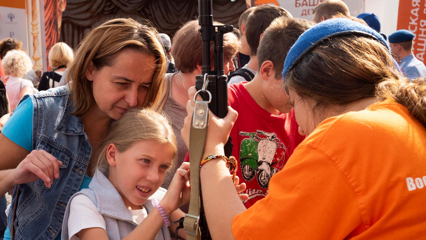 Die Kalaschnikow und ihr gleichnamiger Erfinder genießen in Russland hohes Ansehen. An russischen Schulen wird die Waffe sogar zum Unterrichtsgegenstand. Die Kalaschnikow und ihr gleichnamiger Erfinder genießen in Russland hohes Ansehen. An russischen Schulen wird die Waffe sogar zum Unterrichtsgegenstand.