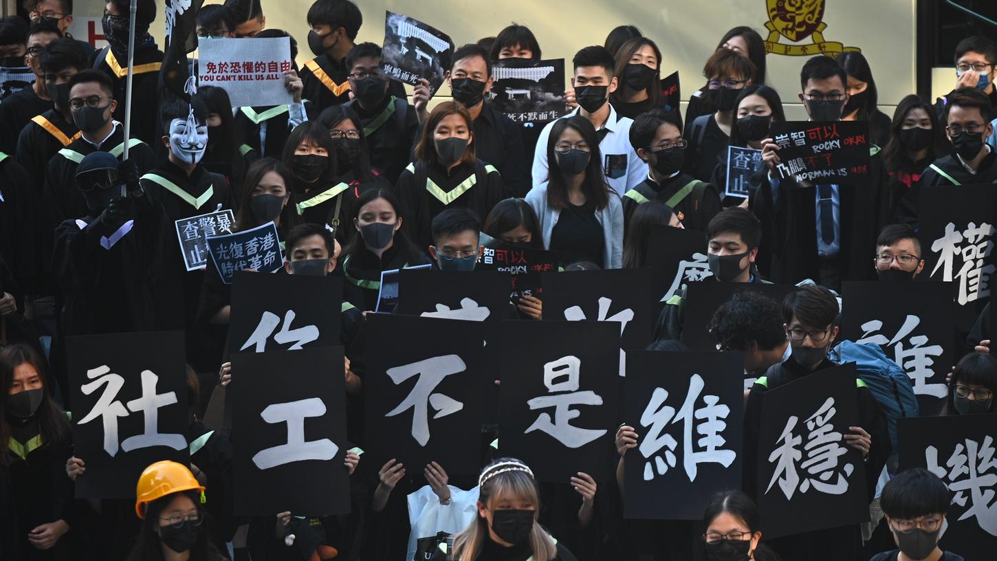 Seit fünf Monaten demonstrieren die Hongkonger gegen die eigene Regierung und den wachsenden Einfluss der Pekinger Führung auf die ehemalige britische Kronkolonie. Immer wieder kommt es dabei zu schweren Zusammenstößen von Polizei und Demonstranten.