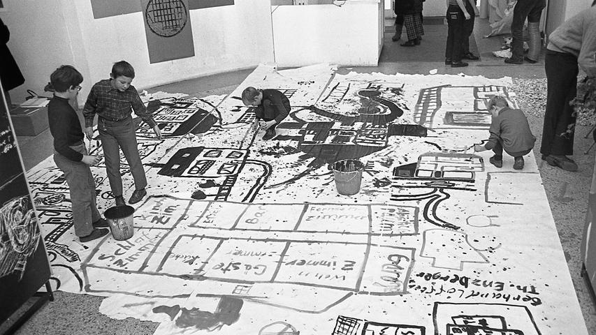 Die jüngsten Nürnberger als Städteplaner: mit großer Begeisterung brachten sie ihre phantasievollen Häuser zu Papier.  Hier geht es zum Artikel vom 10. November 1969: Neue Städte aus Pappe