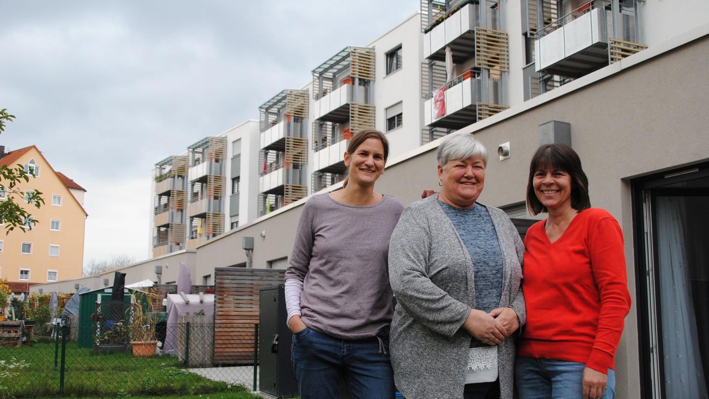 Jutta Ziegler, Rosemarie Brückmann und Elvira Duschl (von links) vom Verein „LeNa“. Im Hintergrund sieht man die Wohnanlage Kreuzwegstraße: Dem mehrstöckigen Gebäude sind die einstöckigen Bungalows mit Garten vorgelagert.