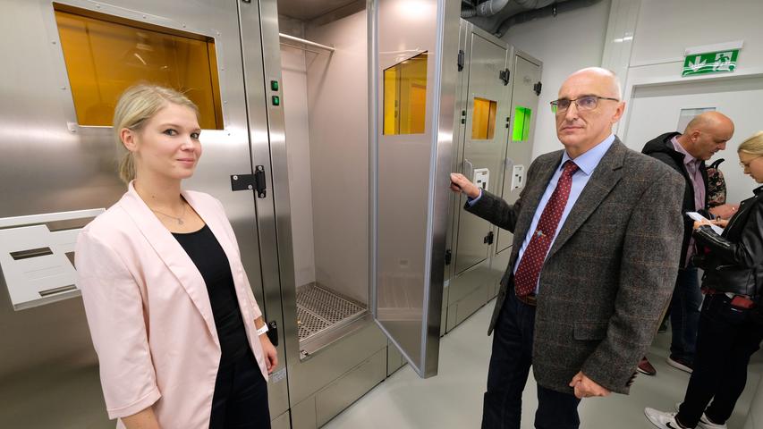 Der Leiter der Tatortgruppe Mittelfranken, Alfred Schulze (rechts), und Laborleiterin Jennifer Trapp erläutern die Funktion dieser Trockenschränke.