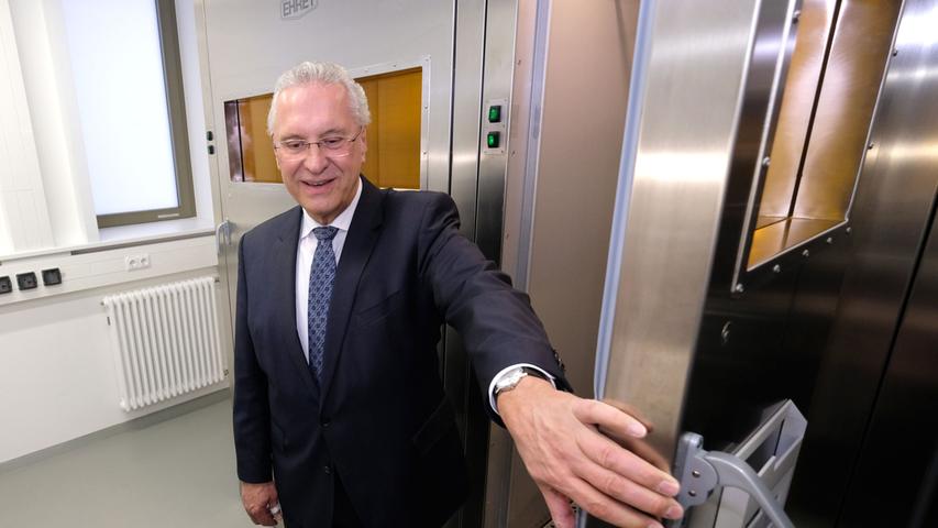 Bayerns Innenminister Herrmann vor einem der Trockenschränke. Der Freistaat ließ sich die Laborausstattung rund 900.000 Euro kosten.
