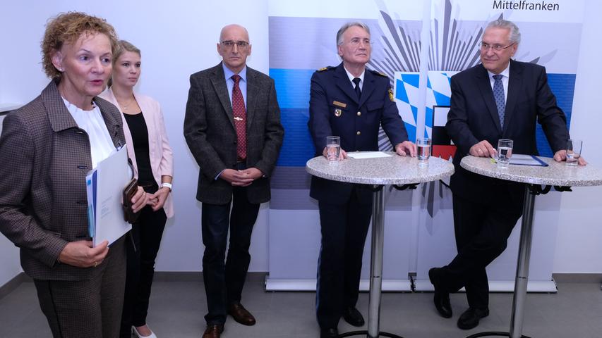 Elke Schönwald (links), die Leiterin der Pressestelle im Polizeipräsidium Mittelfranken, stellte zu Beginn der Pressekonferenz die Teilnehmer vor.