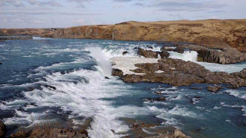 Urridafoss ist der voluminöseste Wasserfall Islands. Gespeist wird er vom längsten Fluss der Insel, dem Pjorsa. Er fließt durch das Lavafeld Pjorsasarhraun, ein Ergebnis des größten Lavastroms der Erde seit der letzten Eiszeit.