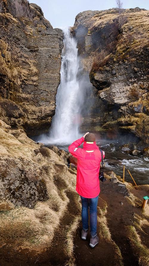 Spektakulär sucht sich das Wasser im Gluggafoss seinen Weg nach unten. Fast 50 Jahre waren Teile des Wasserfalls durch Vulkanasche verschüttet, nachdem der Hekla 1945 ausgebrochen war.