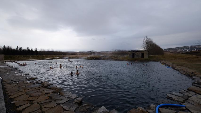 Die Secret Lagoon ist das älteste geothermale Schwimmbad in Island. Erbaut wurde es ursprünglich 1891. Viele Inselbewohner haben hier Schwimmen gelernt. Auch heute noch trifft man sich, selbst bei schlechtem Wetter, im Wasser, aber eher zum Plausch und zu einer kalten Flasche Bier.