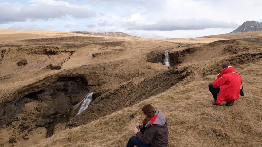 Im Süden Islands haben Feuer und Eis über Jahrtausende die Landschaft modelliert. Kurz nach Ende des Winters liegt noch ein brauner Schleier über den Hügeln.