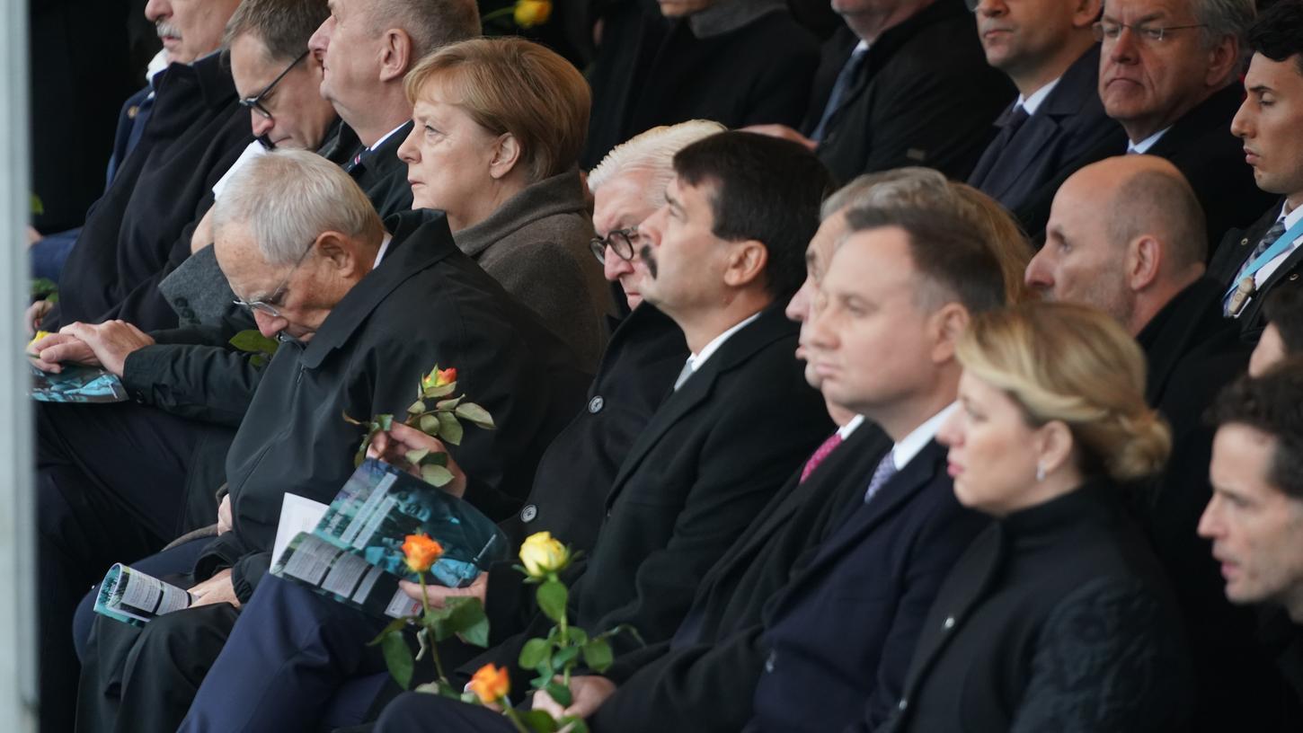 Bundeskanzlerin Angela Merkel (CDU), Bundestagspräsident Wolfgang Schäuble, Bundespräsident Frank-Walter Steinmeier und weitere Politiker nahmen an der Gedenkveranstaltung teil. Bundeskanzlerin Angela Merkel (CDU), Bundestagspräsident Wolfgang Schäuble, Bundespräsident Frank-Walter Steinmeier und weitere Politiker nahmen an der Gedenkveranstaltung teil.