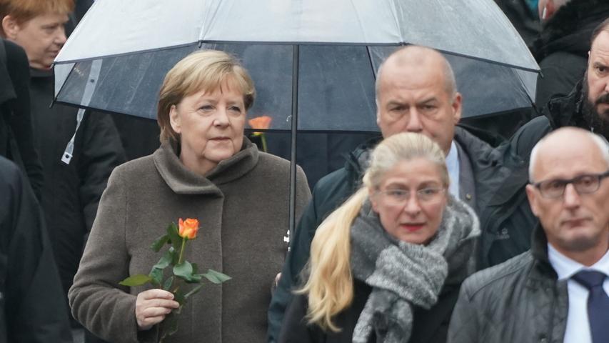 30 Jahre nach dem Mauerfall: Merkel und weitere Politiker besuchen Gedenkstätte