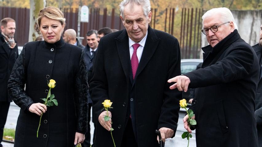 Bundespräsident Frank-Walter Steinmeier (r-l), Milos Zeman, Präsident von Tschechien, und Zuzana Caputova, Präsidentin der Slowakei, besuchen bei der Gedenkveranstaltung der Stiftung Berliner Mauer an der Bernauer Straße gemeinsam das Denkmal "Die Kauernde, sich aufrichtend", das den Beitrag der Visegrad-Staaten Polen, Slowakei, Tschechien und Ungarn zum Fall der Berliner Mauer würdigt. Bundespräsident Steinmeier und Bundeskanzlerin Merkel erinnern bei der Gedenkveranstaltung gemeinsam mit den Staatsoberhäuptern Polens, der Slowakei, Tschechiens und Ungarns an die Öffnung der Berliner Mauer vor 30 Jahren.