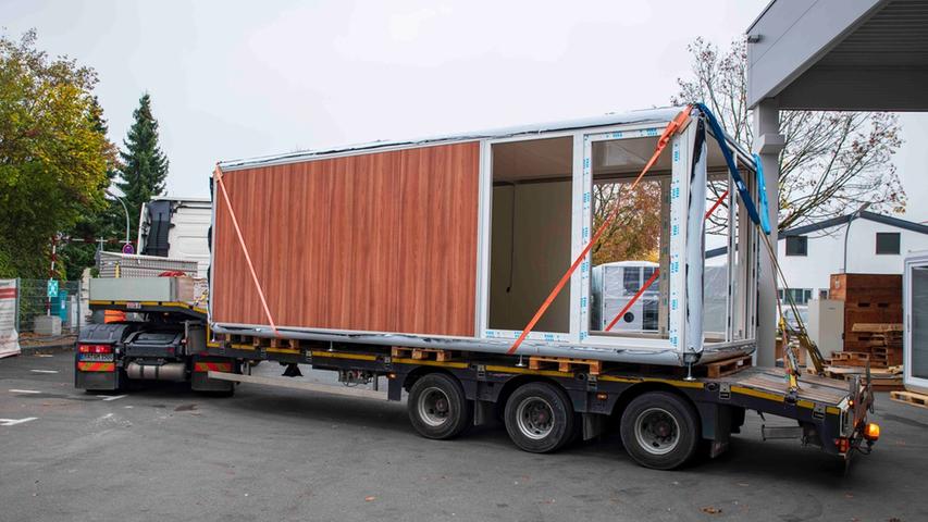 Das erste Tiny-House der Firma momo mobilmodul wird von Forchheim nach Pettstadt transportiert.