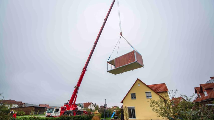 Das erste Tiny-House der Firma momo mobilmodul wird von Forchheim nach Pettstadt transportiert.