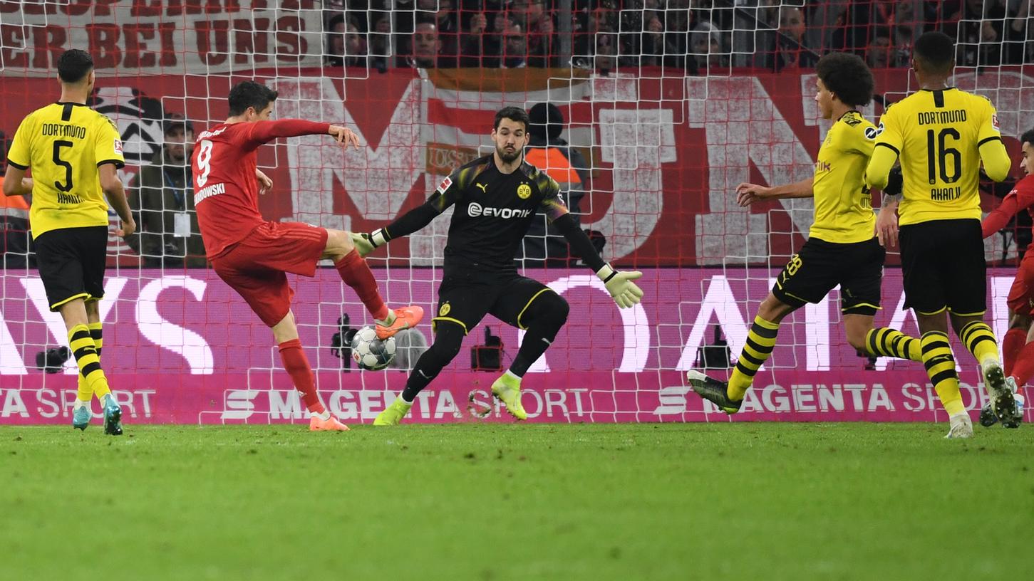Robert Lewandowski erzielt das Tor zum 3:0. Die Bayern dominierten gegen den BVB.