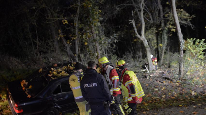 Mercedes kracht in Bäume: Fahrer schwer verletzt eingeklemmt
