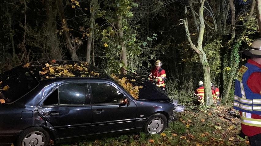 Mercedes kracht in Bäume: Fahrer schwer verletzt eingeklemmt