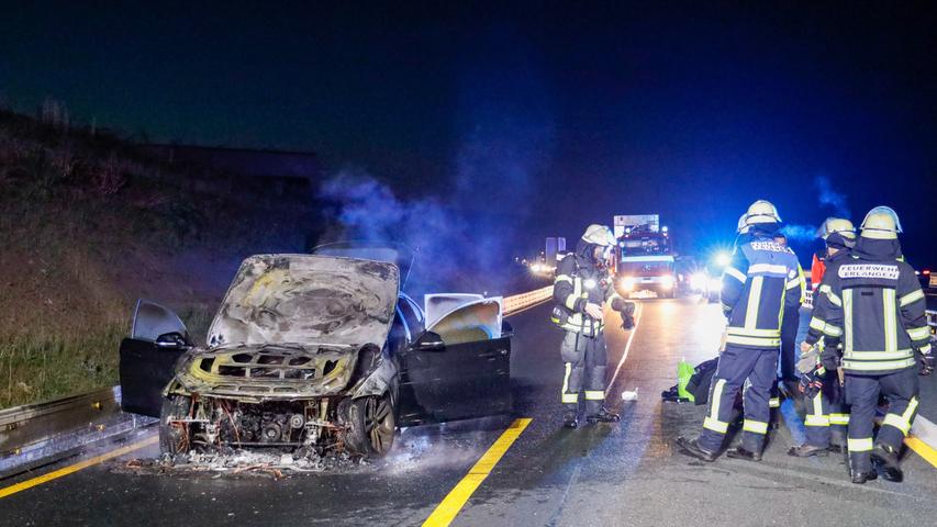 Auto auf A3 in Flammen: 29-Jähriger rettet sich ins Freie