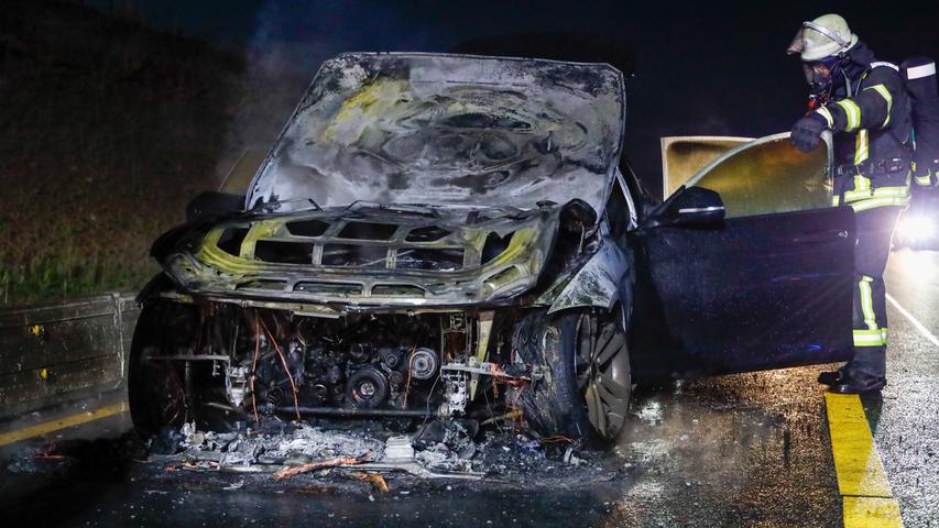 Auto auf A3 in Flammen: 29-Jähriger rettet sich ins Freie
