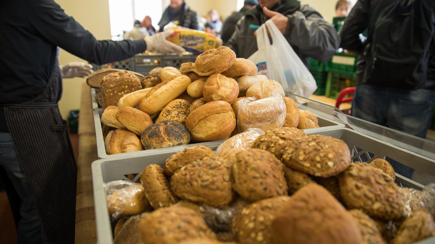 Ehrenamtliche Mitarbeiter der Nürnberger Tafel verteilen an Nutzer der Einrichtung Lebensmittel. Für die Tafeln in Bayern ist die Logistik häufig ein Problem - vor allem wegen der Großspenden, die oft lastwagenweise angeliefert werden.