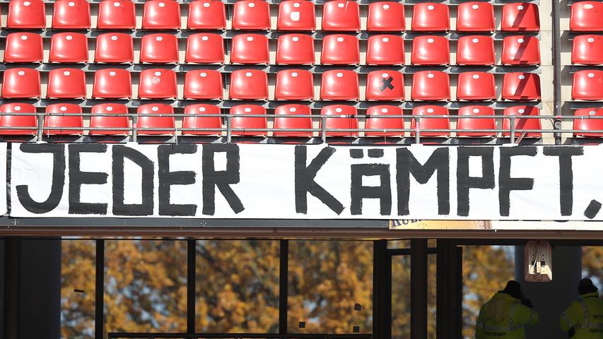 Vor Spielbeginn ist noch alles gut. Soweit das in der aktuellen Situation des 1. FC Nürnberg eben möglich ist. Interimstrainer Marek Mintal wollte mit seinem Team den ersten Schritt aus der Krise gehen. Die Fans fordern gegen Bielefeld einen Kampf von ihrer Mannschaft ...
