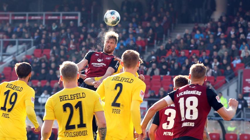 Nach einer weiteren Ecke steigt Asger Sörensen im Fünfmeterraum höher als alle anderen und köpft den Ball ins Tor. Bielefelds Torhüter Ortega hat keine Chance.