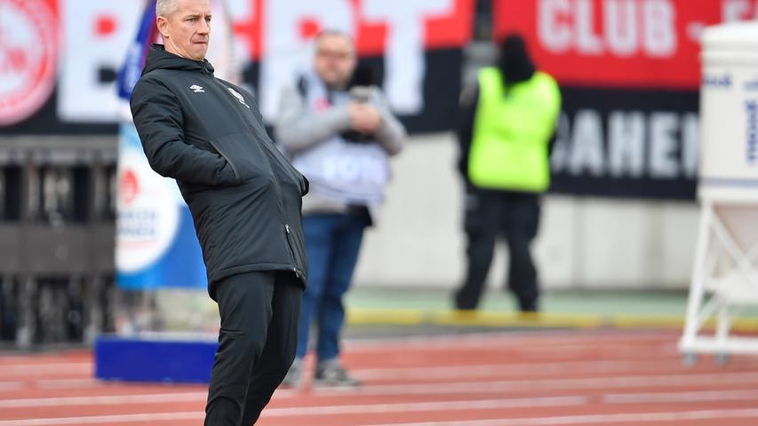 So sehen Phantomschmerzen aus! Nach dem Canadi-Aus übernimmt Vereinslegende Marek Mintal den Krisen-Club als Interimstrainer. Und muss im Heimspiel gegen Bielefeld von der Seitenauslinie eine Rutsche mit ansehen, die in der an Tiefpunkten reichen Geschichte der Rot-Schwarzen auch aufgrund ihres verstörenden Zustandekommens ihresgleichen sucht. Ein völlig verunsicherter, hilf- und planloser, in seinem Abwehrverhalten katastrophaler Club kassiert drei Gegentreffer in fünf Minuten und liegt gegen die Arminia bereits nach einer Viertelstunde 0:3 hinten. 1:5 heißt es nach einem erschütternden Spiel, das massive Zweifel an Nürnbergs Zweitliga-Tauglichkeit hervorruft.
So sehen Phantomschmerzen aus! Nach dem Canadi-Aus übernimmt Vereinslegende Marek Mintal den Krisen-Club als Interimstrainer. Und muss im Heimspiel gegen Bielefeld von der Seitenauslinie eine Rutsche mit ansehen, die in der an Tiefpunkten reichen Geschichte der Rot-Schwarzen auch aufgrund ihres verstörenden Zustandekommens ihresgleichen sucht. Ein völlig verunsicherter, hilf- und planloser, in seinem Abwehrverhalten katastrophaler Club kassiert drei Gegentreffer in fünf Minuten und liegt gegen die Arminia bereits nach einer Viertelstunde 0:3 hinten. 1:5 heißt es nach einem erschütternden Spiel, das massive Zweifel an Nürnbergs Zweitliga-Tauglichkeit hervorruft.