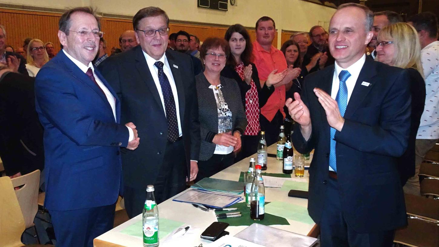 Langanhaltende stehende Ovationen für ein "großartiges Ergebnis": MdL Hans Herold, Landrat Helmut Weiß mit Familie (v. l.), vorne rechts CSU-Kreistagsfraktionsvorsitzender Dieter Hummel, hinter ihm die CSU-Ortsvorsitzende von Obernzenn, Karin Winkler.