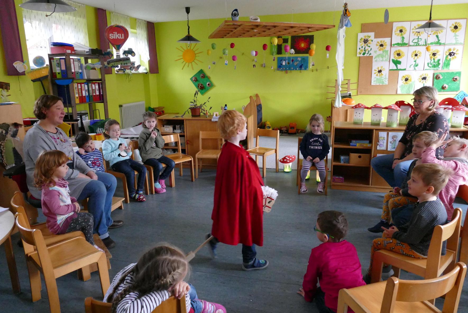 kindergarten st martin huldigt namensgeber hohenmirsberg nordbayern