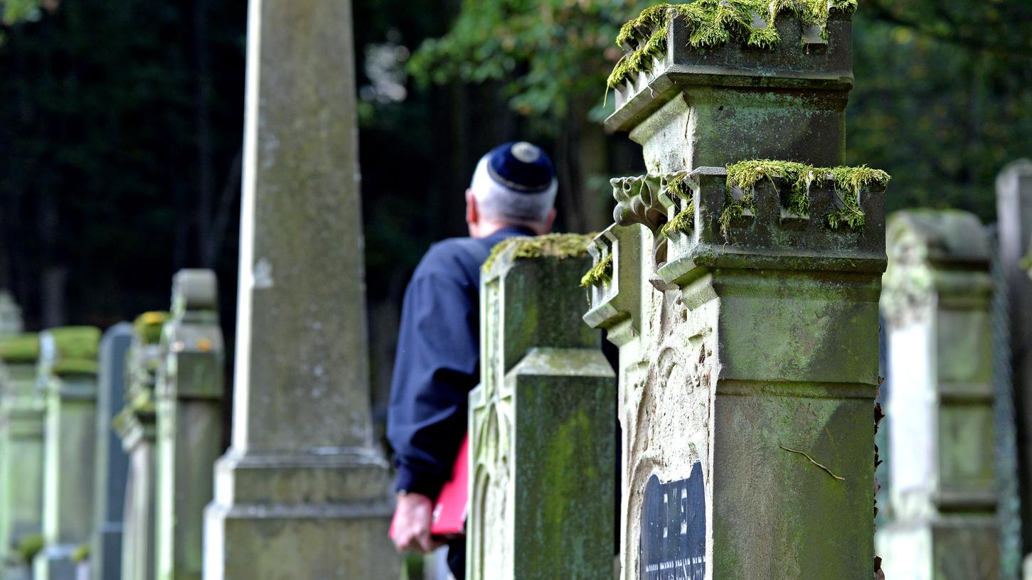 Schussgeräusche vor Gedenkveranstaltung auf Jüdischem Friedhof in Erlangen Schussgeräusche vor Gedenkveranstaltung auf Jüdischem Friedhof in Erlangen