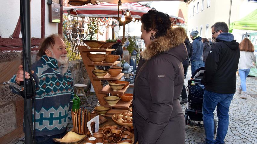 Stöbern und naschen: Martinimarkt lud nach Roßtal