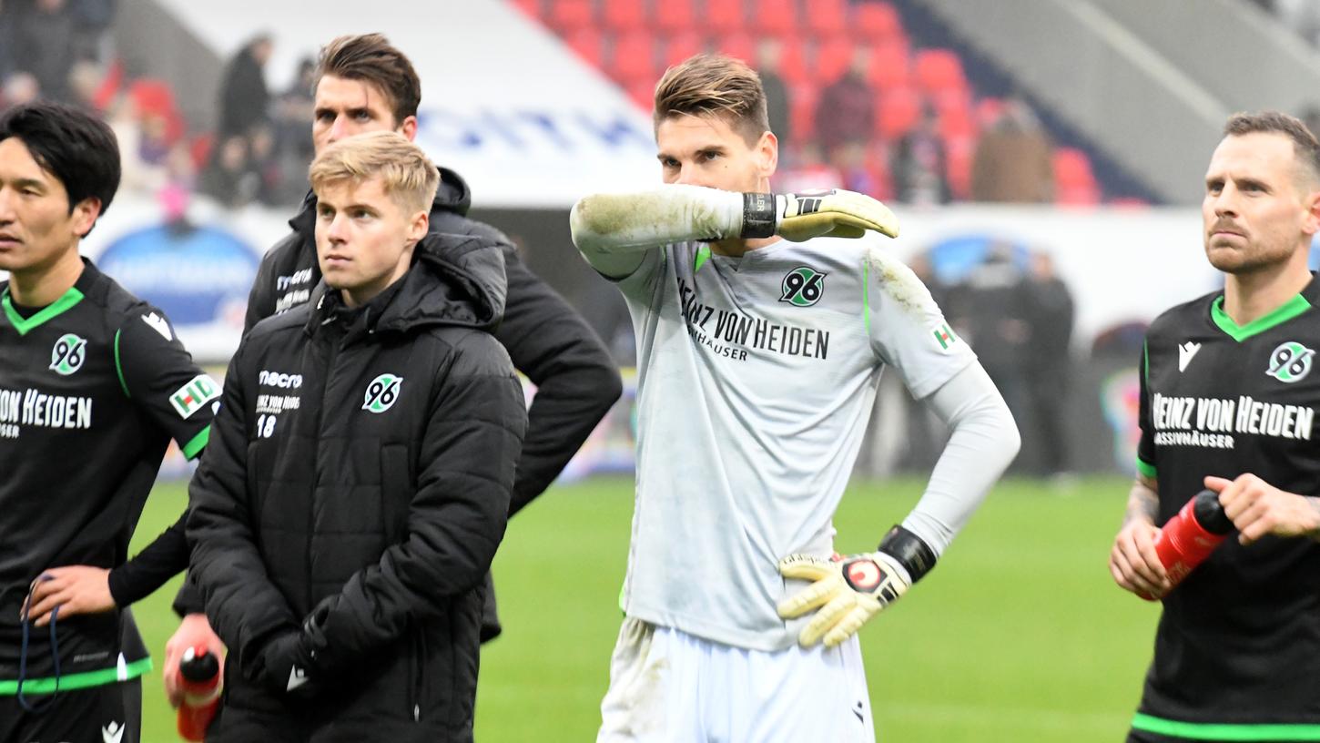 Hannover 96 musste eine Woche nach der Beurlaubung von Trainer Mirko Slomka den nächsten Rückschlag hinnehmen. Mit Interimstrainer Asif Saric unterlagen die Niedersachsen beim 1. FC Heidenheim 0:4.