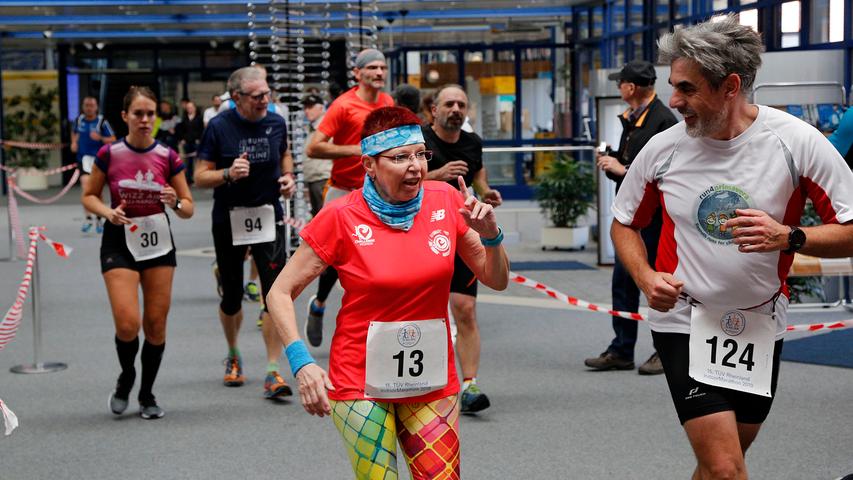 42 Kilometer durch Flure und über Treppen: Indoor-Marathon in Nürnberg