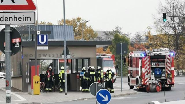 Mehrere Einsatzkräfte der Feuerwehr rückten aus, um die Lage an der U-Bahnstation Nordwestring zu analysieren.