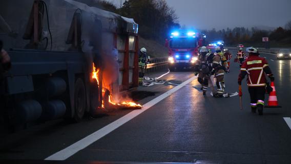 Reifen in Flammen: Lkw-Anhänger brannte auf A9 lichterloh - Nordbayern.de