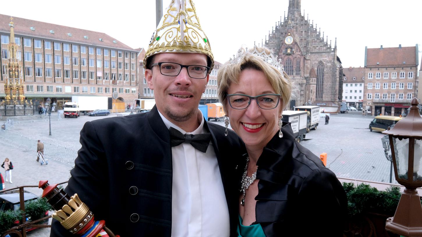Erika Schuh ist eine 54-jährige, selbstständige Immobilienmaklerin und in Nürnberg geboren. Ihr Prinz Sebastian Müller ist 35 Jahre alt und Zugführer bei der Deutschen Bahn.