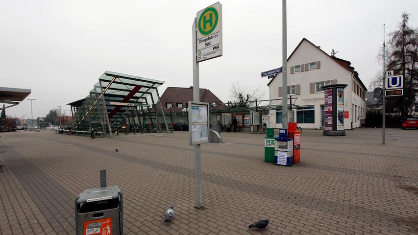 Auch der Fritz-Munkert-Platz in Ziegelstein ist eher öd als gut: Viel Pflaster, ein futuristischer U-Bahn-Aufgang, das wars. Manchmal bringt ein Wochenmarkt Leben auf den Platz.