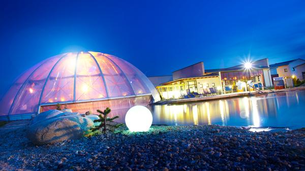 In der Franken-Therme Bad Windsheim erlebt man im Salzsee ein in Bayern einzigartiges Schwebeerlebnis in vollgesättigter Sole - eine Wohltat für Haut und Seele. In den Badehallen genießt man gesunde Entspannung in vier Thermal-Sole-Becken, die Saunalandschaft verwöhnt die Besucher. • Öffnungszeiten und Details gibt es auf der Homepage.