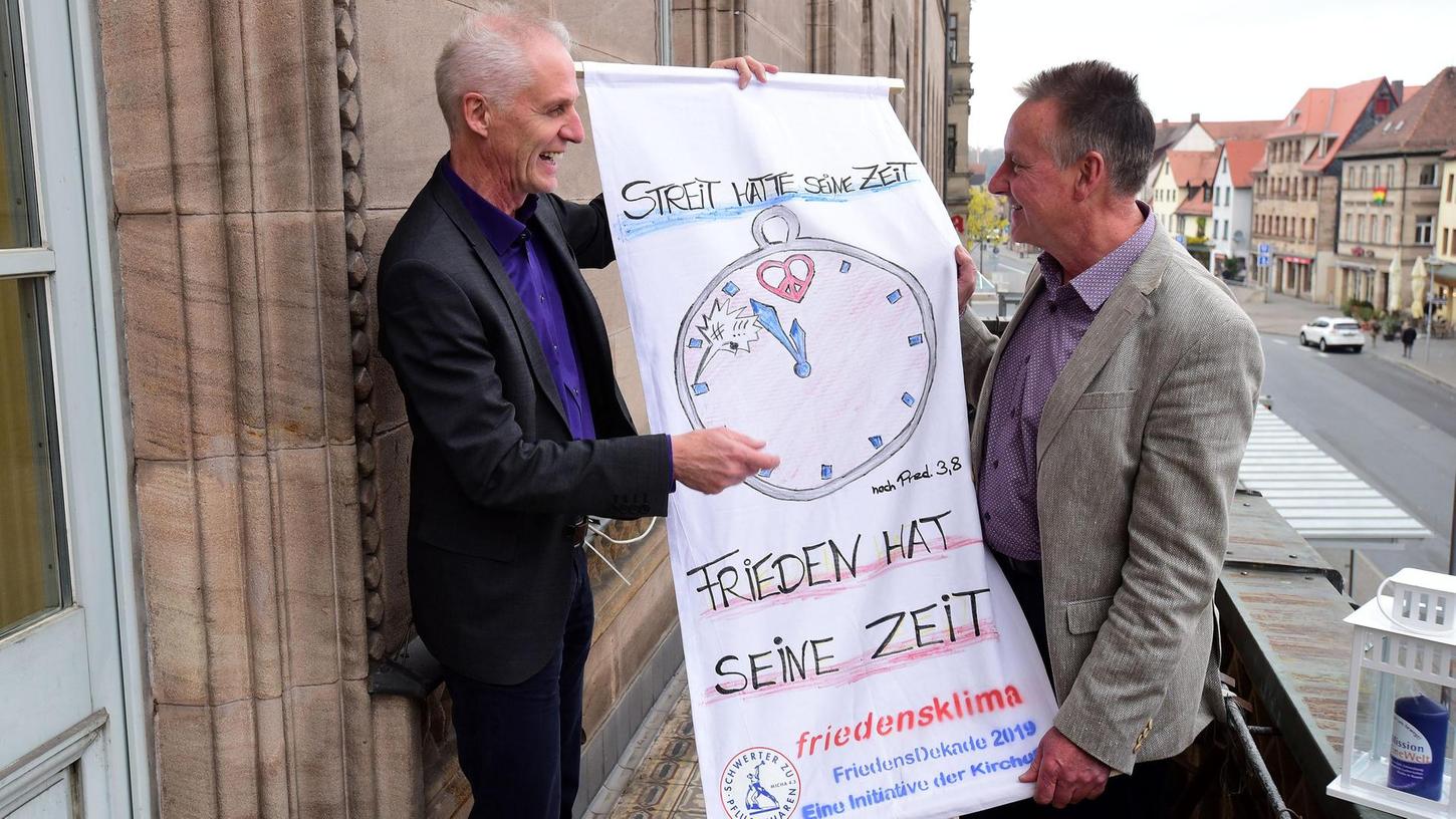 Friedensfahnen: Fürths Rathaus setzt ein Zeichen