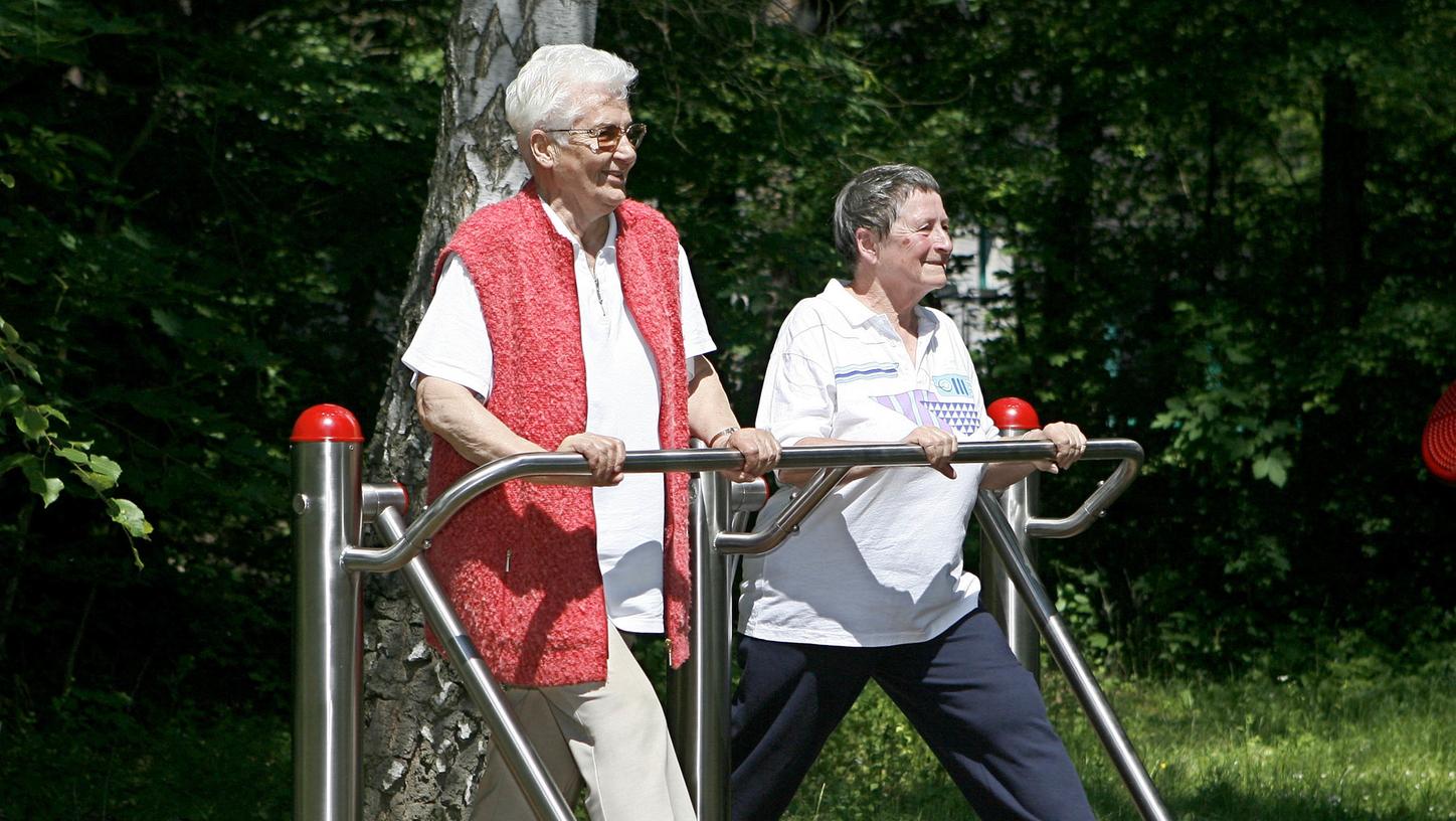 Zertifizierte Übungsleiter bieten in den zahlreichen Bewegungsparks im Stadtgebiet kostenlose Übungsstunden an. Auf dem Foto zu sehen sind zwei trainiernede Seniorinnen.