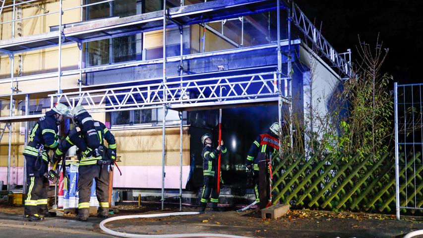 Rohbau in Flammen: Garage in Erlangen brannte aus
