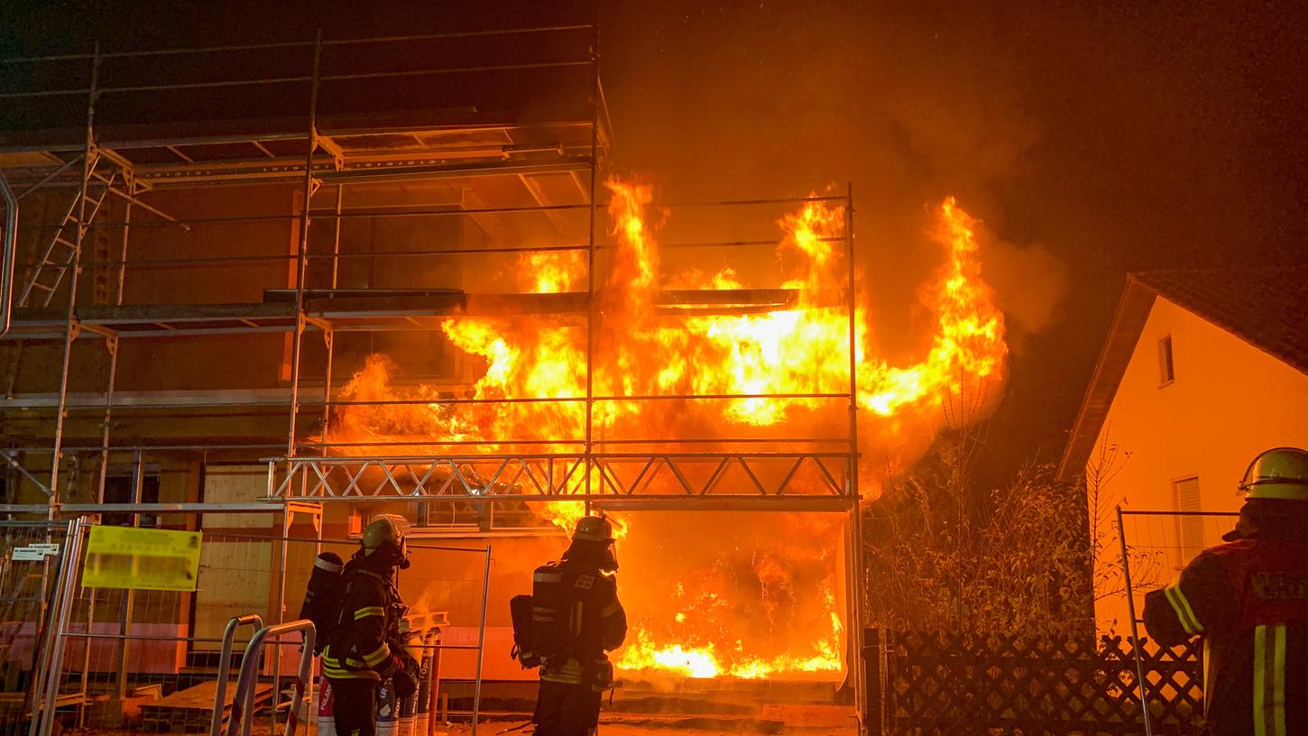 Die Garage einer Doppelhaushälfte in Sieglitzhof brannte am Montagabend komplett aus.